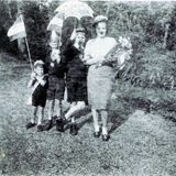 2535 Bevrijding moeder met drie kinderen en parapluie